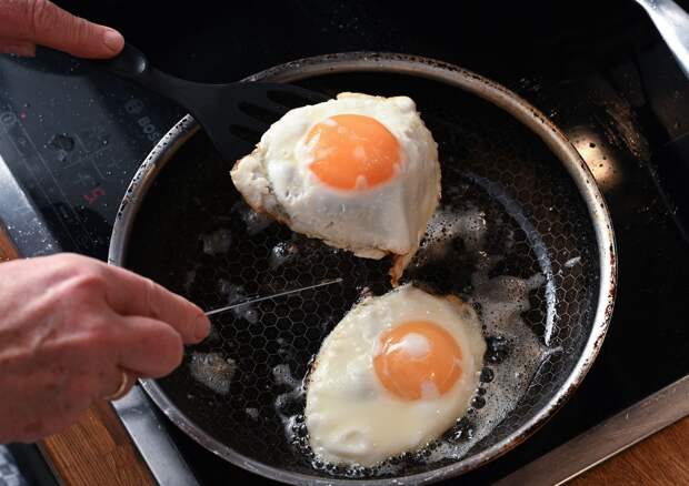 Диетолог Лазуренко: яичницу важно жарить на правильном масле
