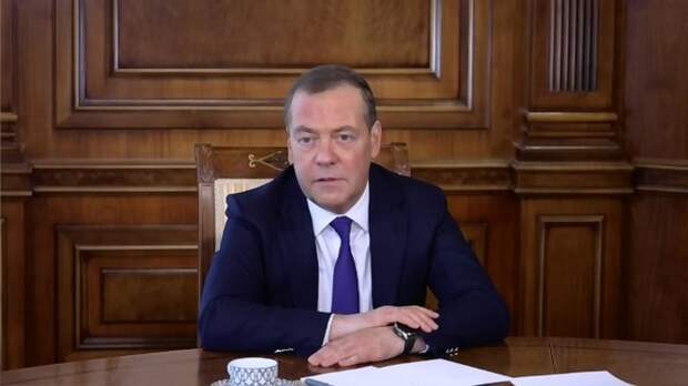 «Пафосная чушь»: Медведев резко ответил Трампу на слова о Победе над Гитлером