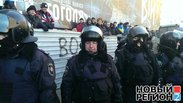 Новый Регион: В центре Киева начались баталии сторонников и противников Януковича – пока что словесные