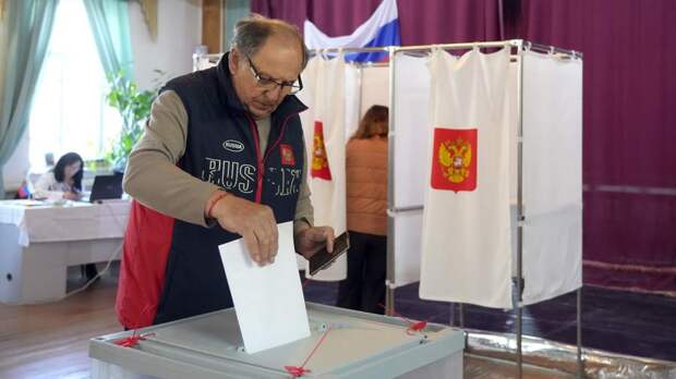 Две пары молодоженов пришли на выборы президента в Санкт-Петербурге