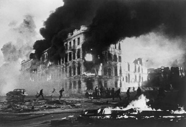 Сталинград во время налета вражеской авиации, 1942 год