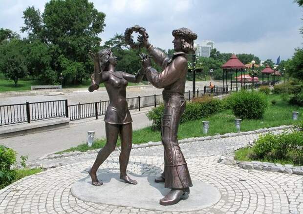 209 Памятник трубадуру и принцессе из «Бременских музыкантов» (Хабаровск, Россия)