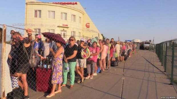 Впускать или не впускать? Крым разделился по вопросу туристов из Украины 