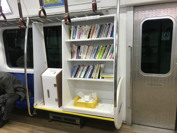 Библиотека в вагоне метро. | Фото: LinkedIn.