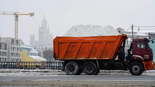Коммунальные службы очищают город от последствий ночного снегопада