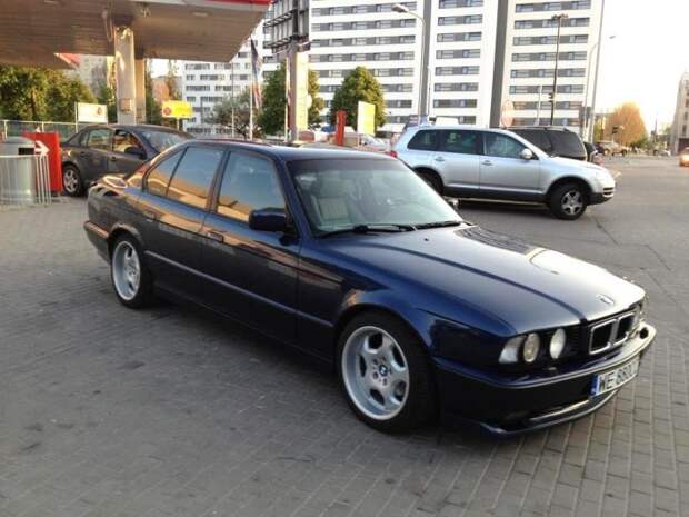BMW 5 серии считается «эталонной» машиной для бандитов из 90-х. | Фото: youtube.com.