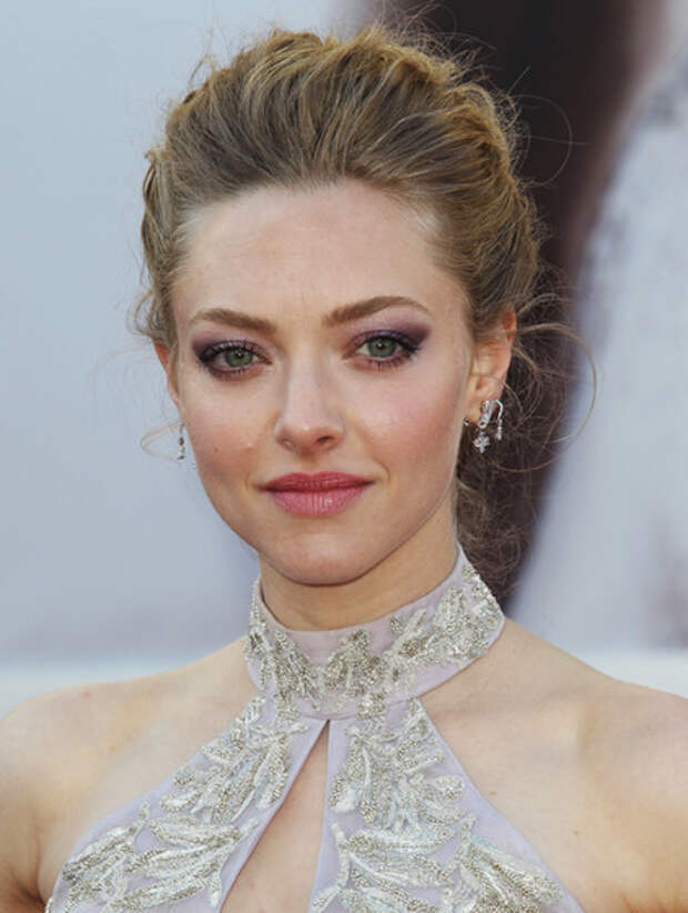 С фиолетовыми тенями визажисты призывают быть осторожнее - они моментально выдадут уставший взгляд и могут сделать вас старше.