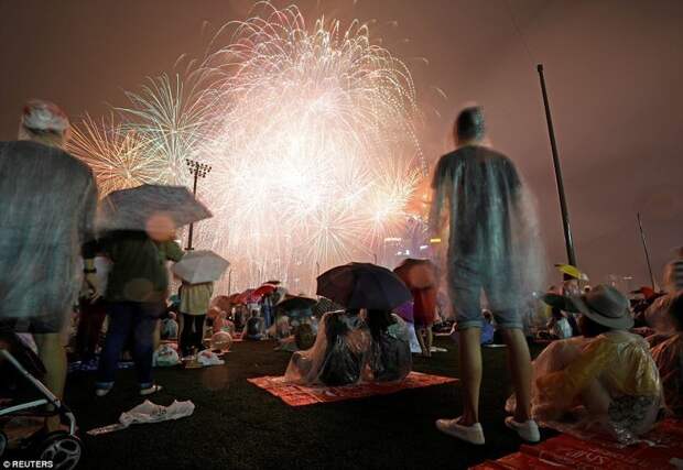 В Сингапуре льют дожди, но люди все равно пришли в залив Марина-Бэй посмотреть на фейерверк города мира, новогодний, новый год, новый год 2018, празднование, фейерверк, фейерверки