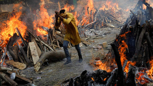 В индийских городах круглосуточно пылают погребальные костры, для которых не хватает дров 