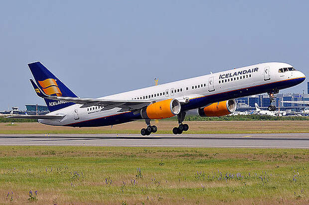 Авиакомпания Icelandair собирается заменить всех бортпроводников пилотами