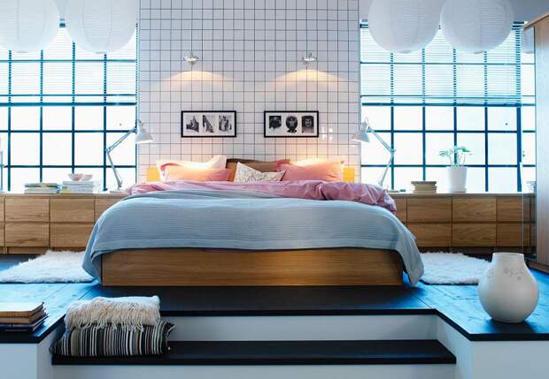 Белая плитка в дизайнерском интерьере спальни