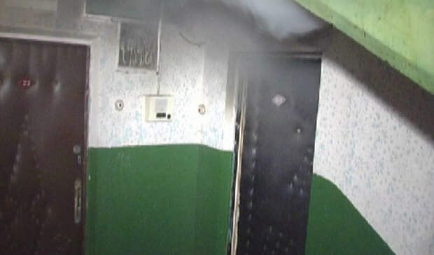 Троих человек спасли из горящего здания рано утром во Владивостоке