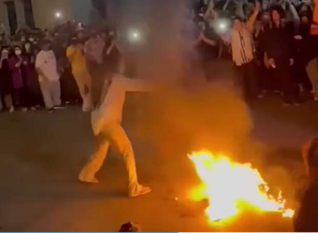 В Иране праздник: жгут хиджабы