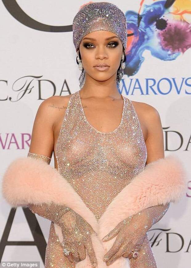 Рианна шокировала своим нарядом на церемонии награждения CFDA (19 фото)