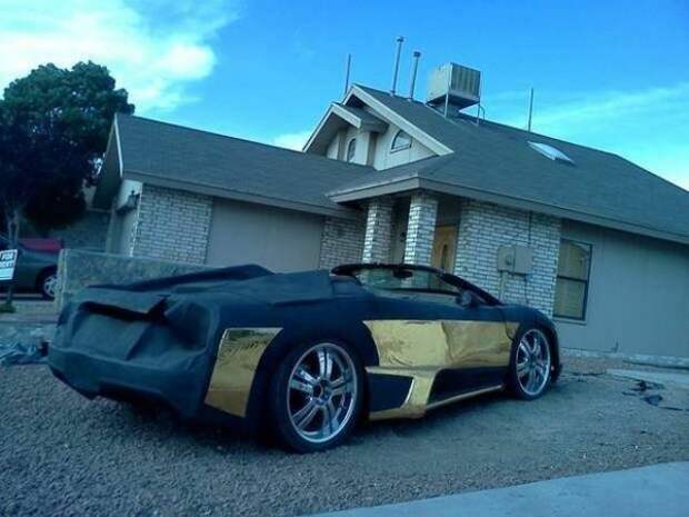 Это странное творение основано на Pontiac Firebird 1997 года.И непонятно, что заставило владельца превратить его в это чудо.Тело сделано из чего-то, напоминающего войлок или ковер, и, кажется, слегка расплавилось на жаре.Детали, покрытые фольгой, тоже впечатляют.Наличие колес говорит о том, что на этом чуде можно ездить!