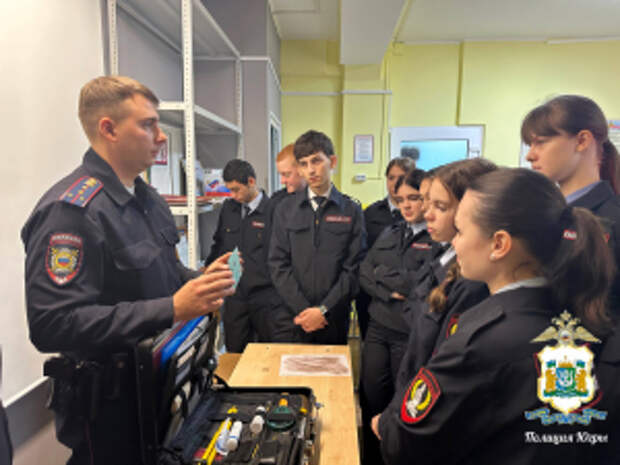 В ХМАО - Югре полицейские рассказали о важности своей профессии студентам межотраслевого колледжа