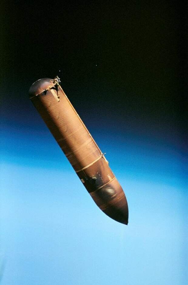 Внешний топливный бак Endeavour STS-57 падает на Землю после отделения от космического челнока. Фото сделано 21 июня 1993 года история, ретро, фото
