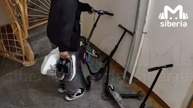 Вор уехал на самокате, украденном из подъезда / Кадр из видео: Mash Siberia