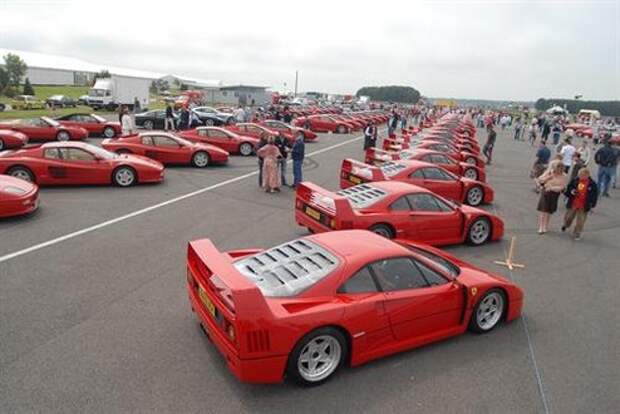 Крупнейший парад Ferrari F40 (ВИДЕО)
