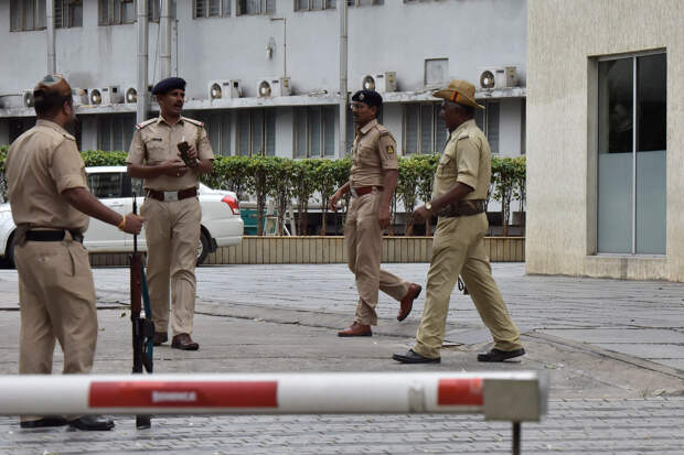Голый мужчина попытался затащить сотрудницу клиники в машину средь бела дня