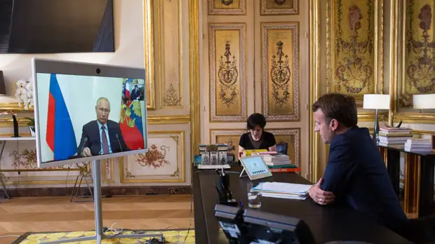 Макрон заявил о планах провести в ближайшее время телефонные переговоры с Путиным