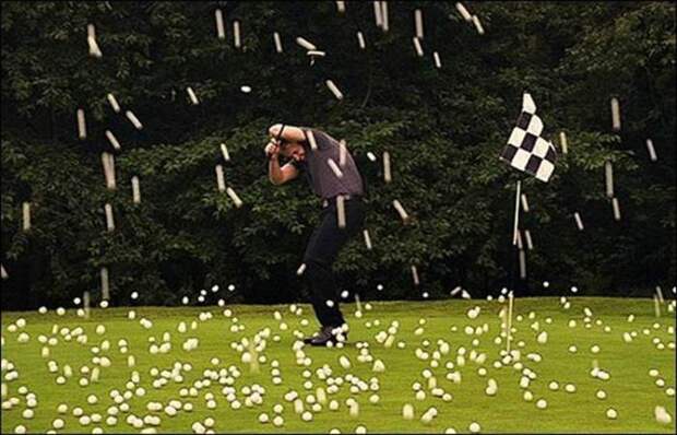 Дождь из мячей для гольфа.
