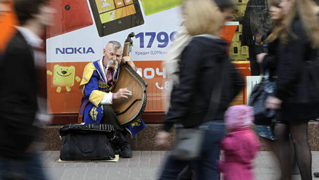 Уличный музыкант с домрой на улице Киева. Архивное фото