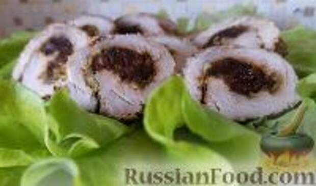 Фото к рецепту: Сочный мясной рулет с черносливом