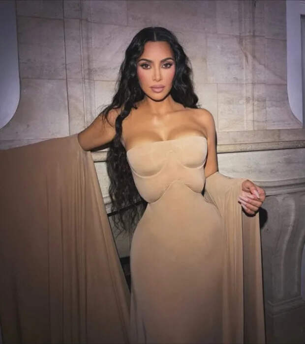 На вечере Academy Museum Gala Ким Кардашьян можно было бы заменить менекеном, но она пришла сама