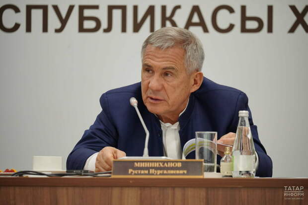 Минниханов в связи со снегопадами потребовал следить за ситуацией на дорогах