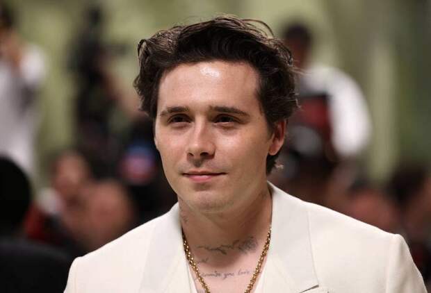 «Извините, я вас не слышу, я немного занят»: Бруклин Бекхэм загадочно ответил на обвинения в блокировке семьи