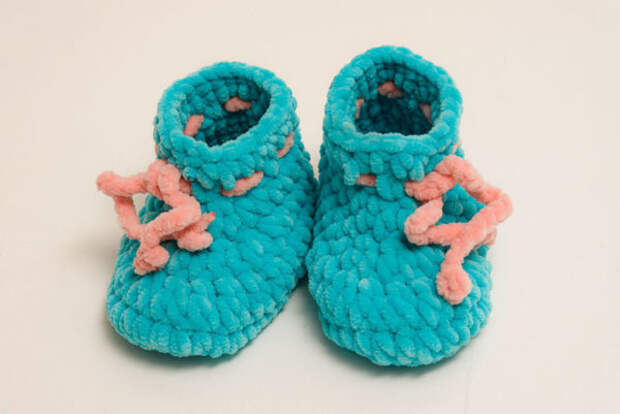 Пинетки из пуффи для новорожденного. Тапочки ализе пуффи. Пинетки из пуффи для новорожденного. Пряжа ализе пуффи пинетки. Пинетки из пуффи для новорожденного.