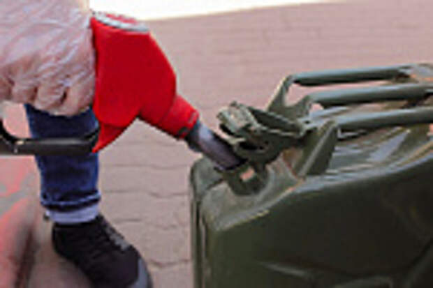 Тест на заправках: сколько бензина на самом деле заливают АЗС