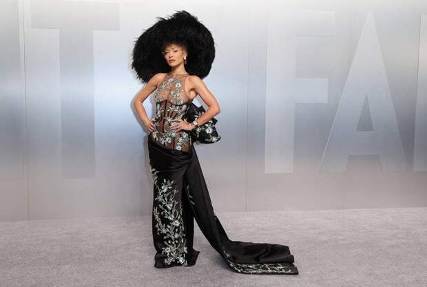 Рита Ора в оголяющем грудь платье посетила афтепати «Оскара»