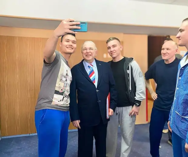 Петросян посетил госпиталь с российскими военными