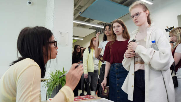 Рособрнадзор запретил касаться школьников при досмотре на ЕГЭ