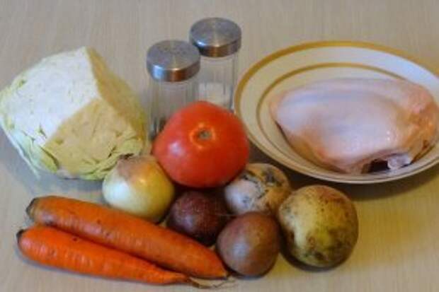 Для приготовления щей понадобятся куриное филе (можно заменить любой частью курицы), морковь, лук репчатый, картофель, капуста, помидоры, масло растительное, специи.