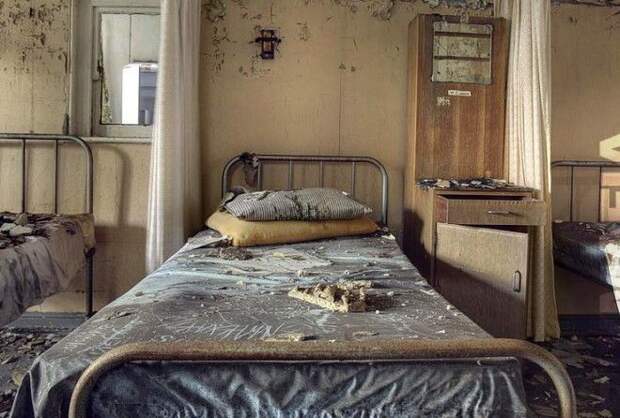 Фотограф фокусируется на всем заброшенном, жутком, пугающем и мистическом.