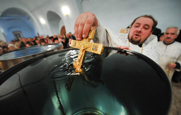 В России верующие выстраиваются в очереди перед храмами за освященной водой