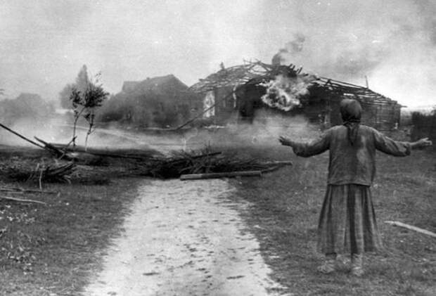 Женщина у сгоревшего дома в 1942 году.