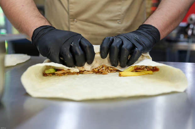 Россиянин избил повара из-за капусты в шаурме