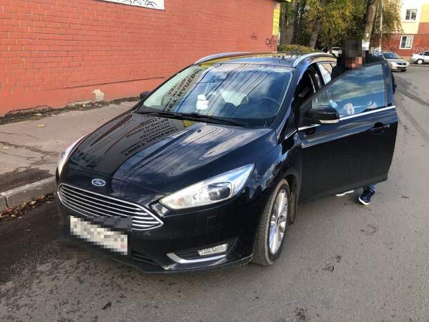 В Твери сотрудники ГИБДД штрафуют водителей за тонировку на стеклах автомобилей