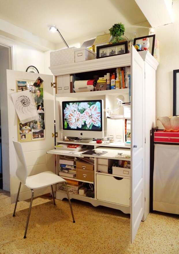 Шкаф, переоборудованный под домашний офис