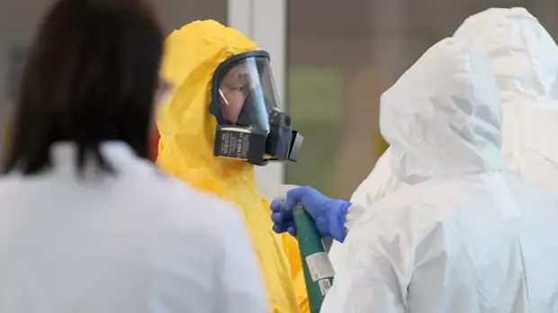 Появилось видео с Путиным в защитном костюме в больнице в Коммунарке