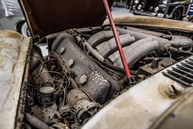 Уникальный Mercedes-Benz 300SL Gullwing простоял 60 лет в гараже