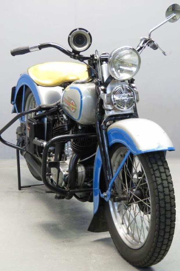 Старинный мотоцикл Harley Davidson VL1200 1936