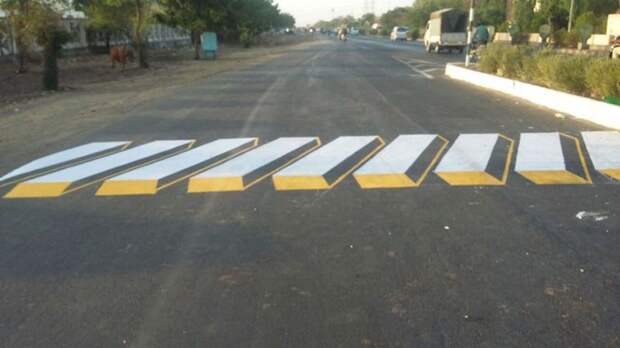 Пешеходные "зебры" с 3D эффектом в Индии зебра, индия, пешеходный преход