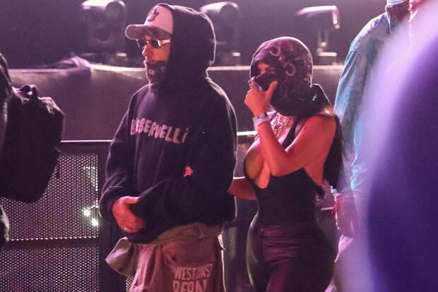 Ким Кардашьян в откровенном боди сняли вместе с автогонщиком на Coachella