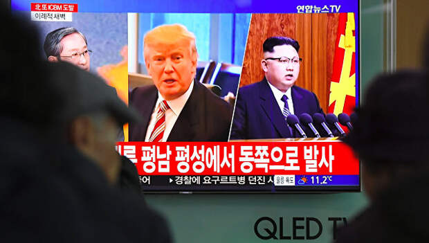 Портреты президента США Дональда Трампа и лидера КНДР Ким Чен Ына во время трансляции новостей на железнодорожном вокзале в Сеуле после ракетного пуска КНДР. Архивное фото