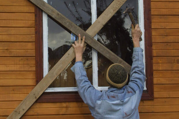 Суд приказал не просто заколотить окна в доме, а полностью их заложить. Фото: photoxpress